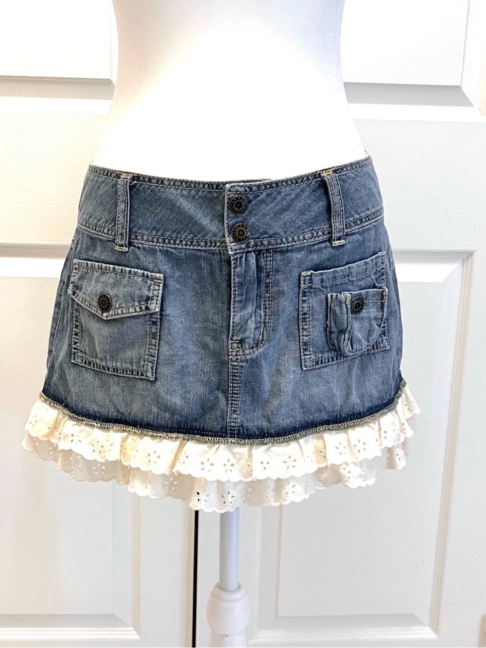 Guess Denim Mini Skirt Low Rise Y2K Eyelet Ruffle Trim Size 26